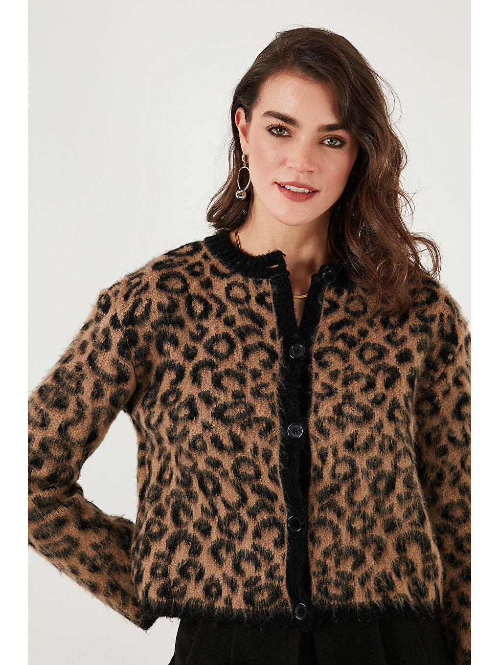 Kahverengi Standart Fit Leoparlı Yumuşak Dokulu Crop Hırka 4614502-5