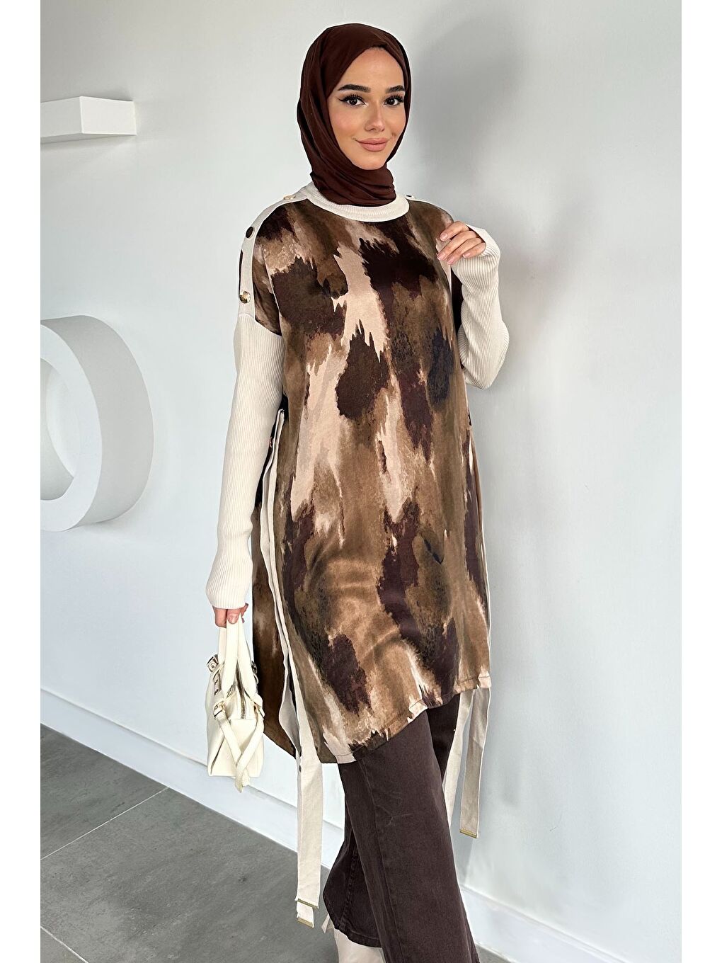 Bej Gülseli Düğme Detaylı İpek Kübra Kumaş Tesettür Triko Tunik-3