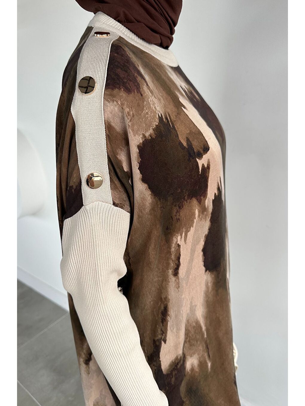 Bej Gülseli Düğme Detaylı İpek Kübra Kumaş Tesettür Triko Tunik-6