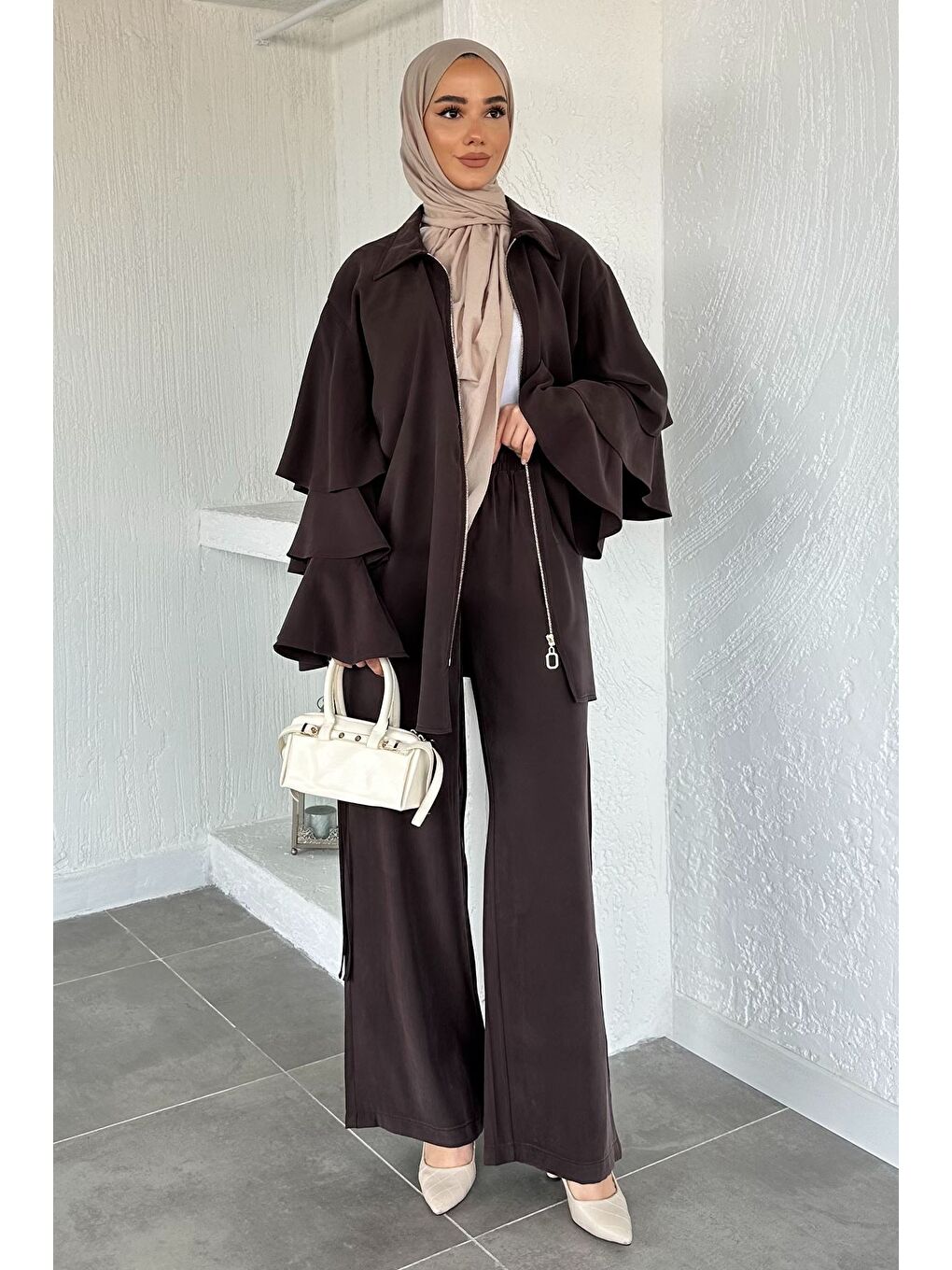 Kahverengi Gülseli Kol Fırfırlı Tunik Bel Lastikli Pantolon Tesettür İkili Takım-1