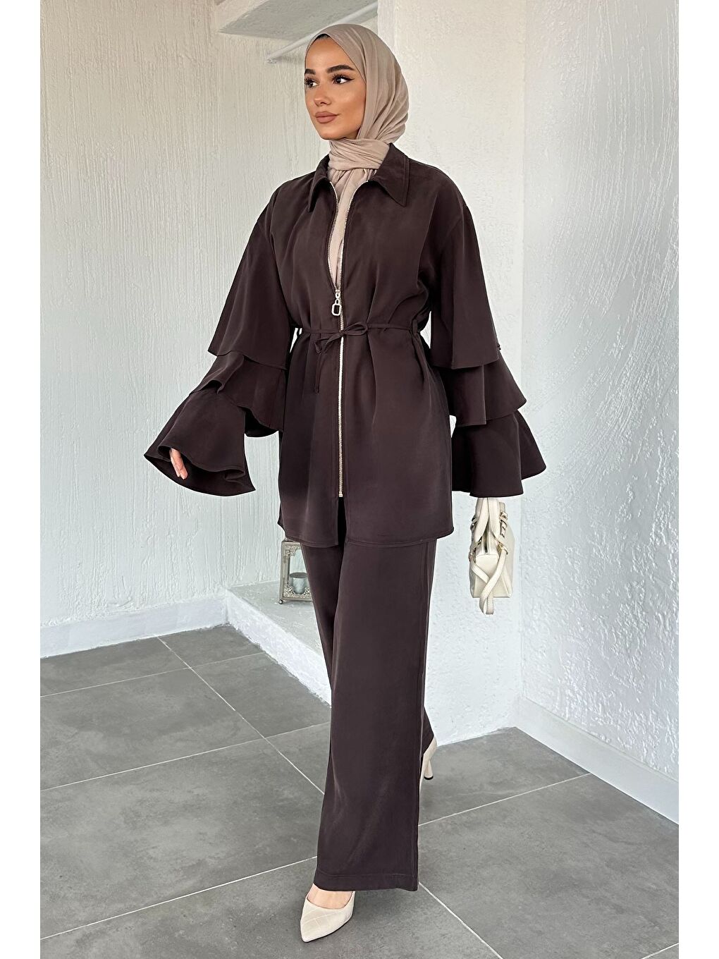 Kahverengi Gülseli Kol Fırfırlı Tunik Bel Lastikli Pantolon Tesettür İkili Takım-2