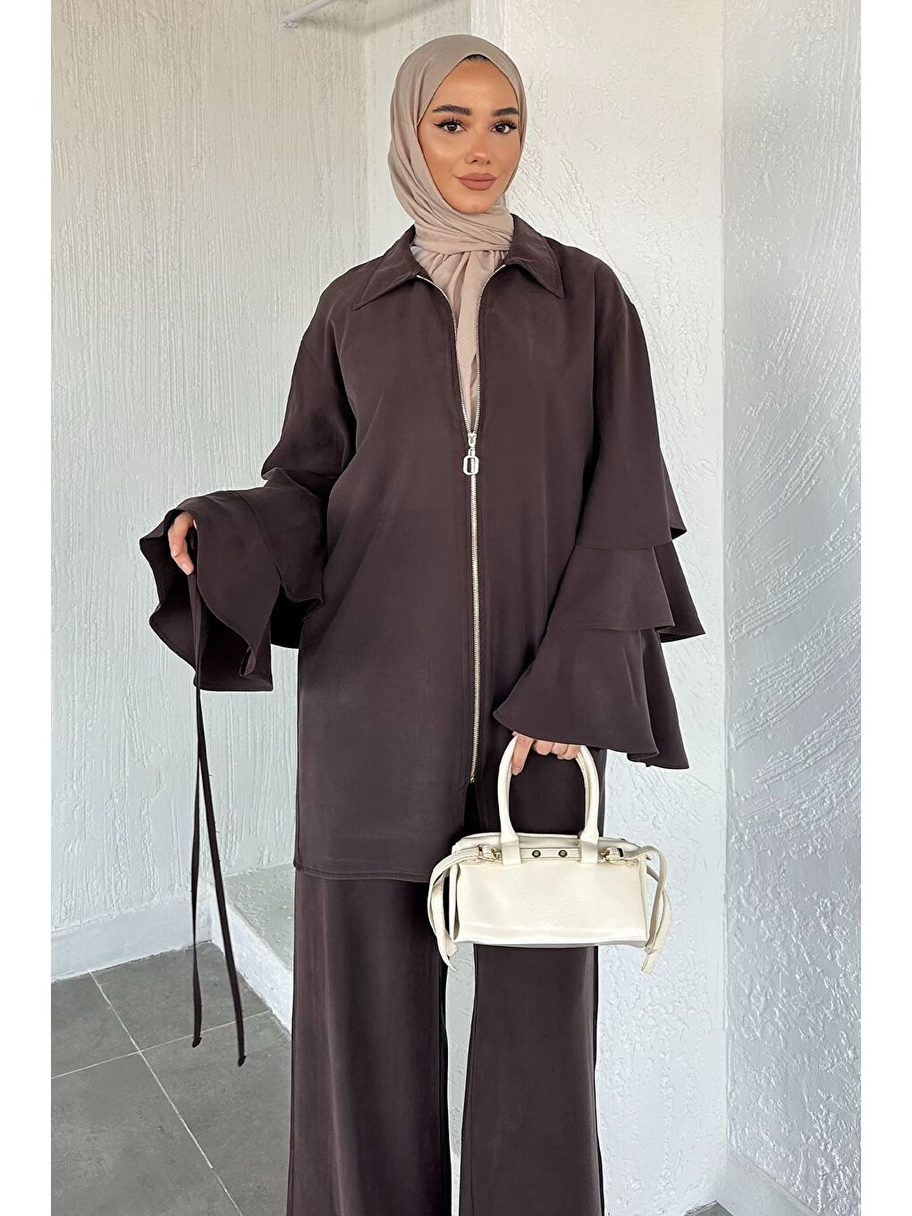 Kahverengi Gülseli Kol Fırfırlı Tunik Bel Lastikli Pantolon Tesettür İkili Takım-4