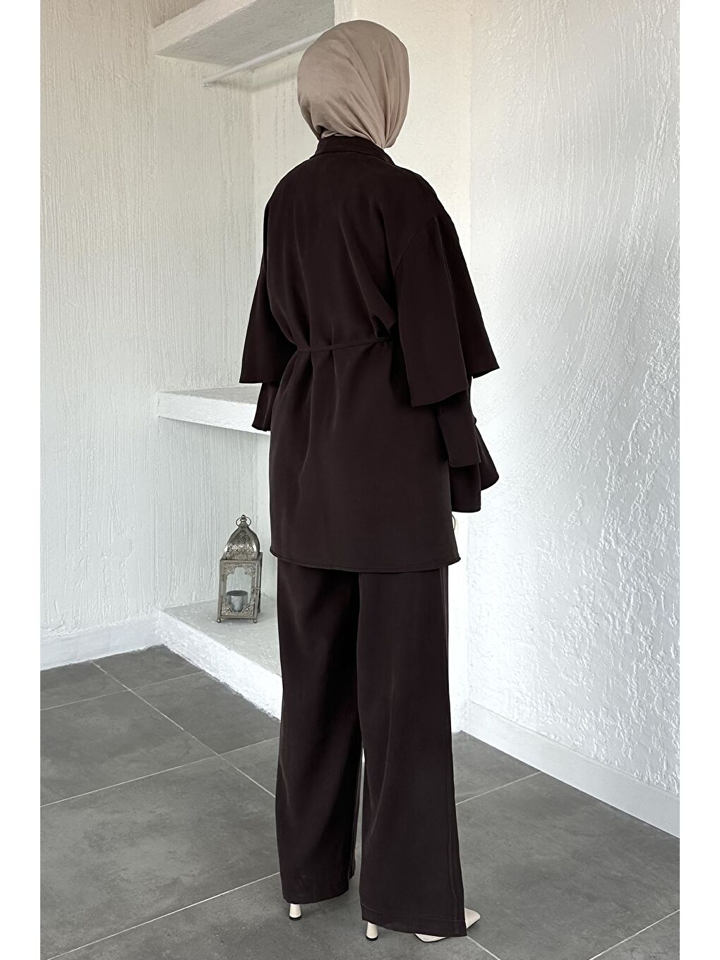 Kahverengi Gülseli Kol Fırfırlı Tunik Bel Lastikli Pantolon Tesettür İkili Takım-7