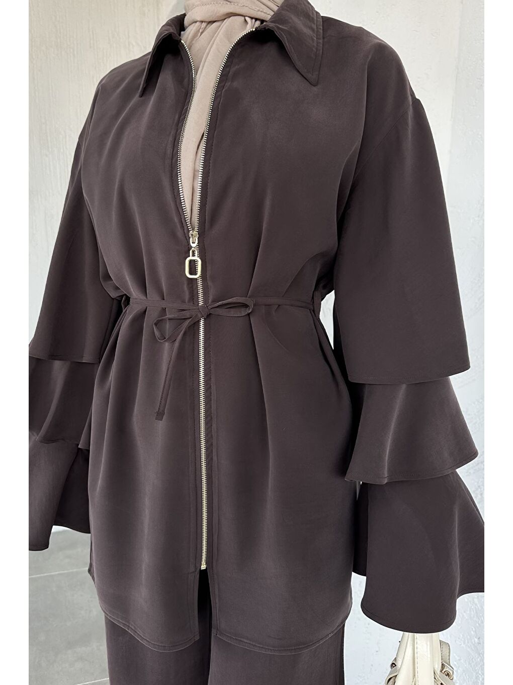 Kahverengi Gülseli Kol Fırfırlı Tunik Bel Lastikli Pantolon Tesettür İkili Takım-8