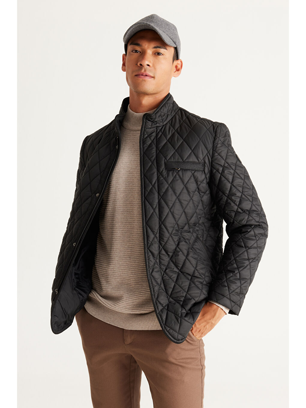 Erkek Siyah Standart Fit Normal Kesim Dik Yaka Kapitone Desenli Overcoat-4