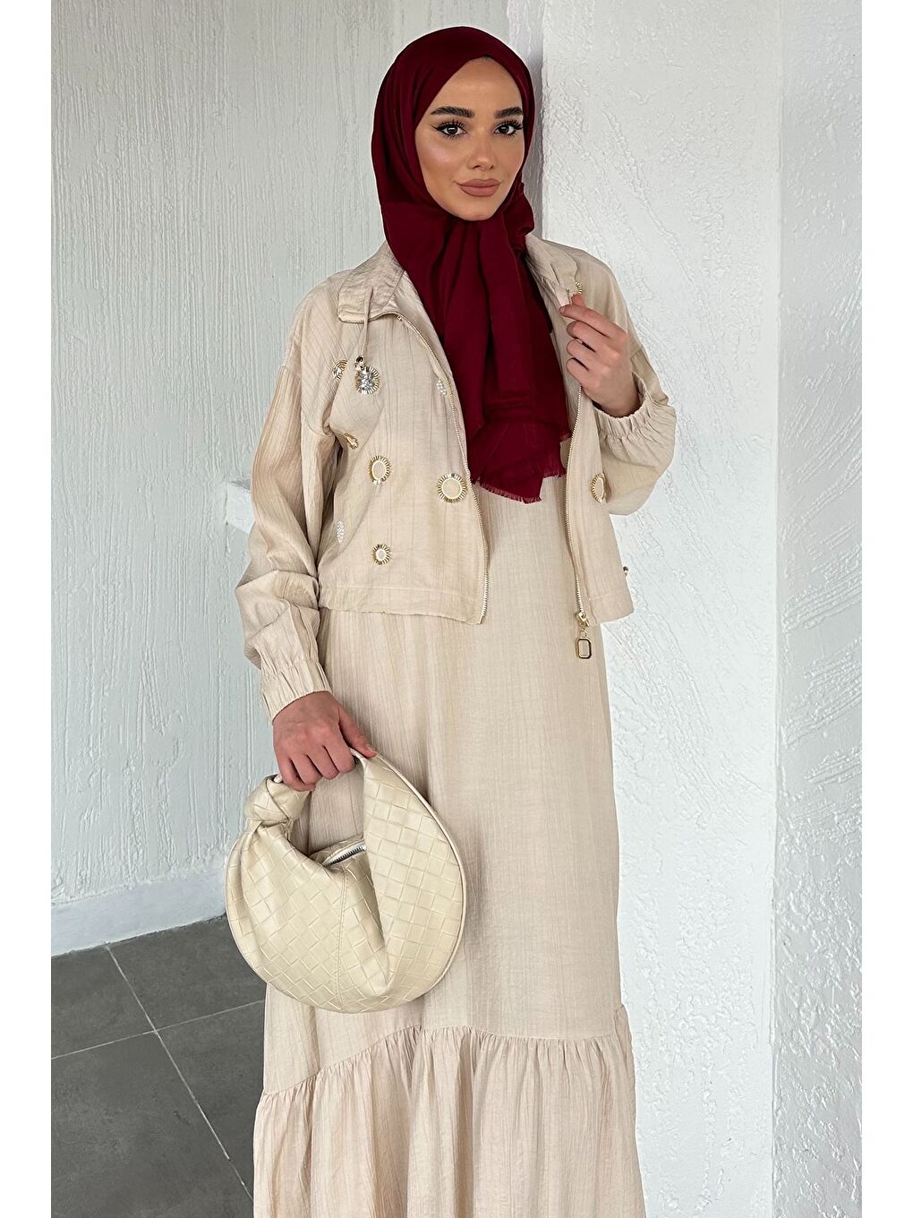 Bej Gülseli Düz Elbise Taş İşlemeli Ceket Tesettür İkili Takım-4