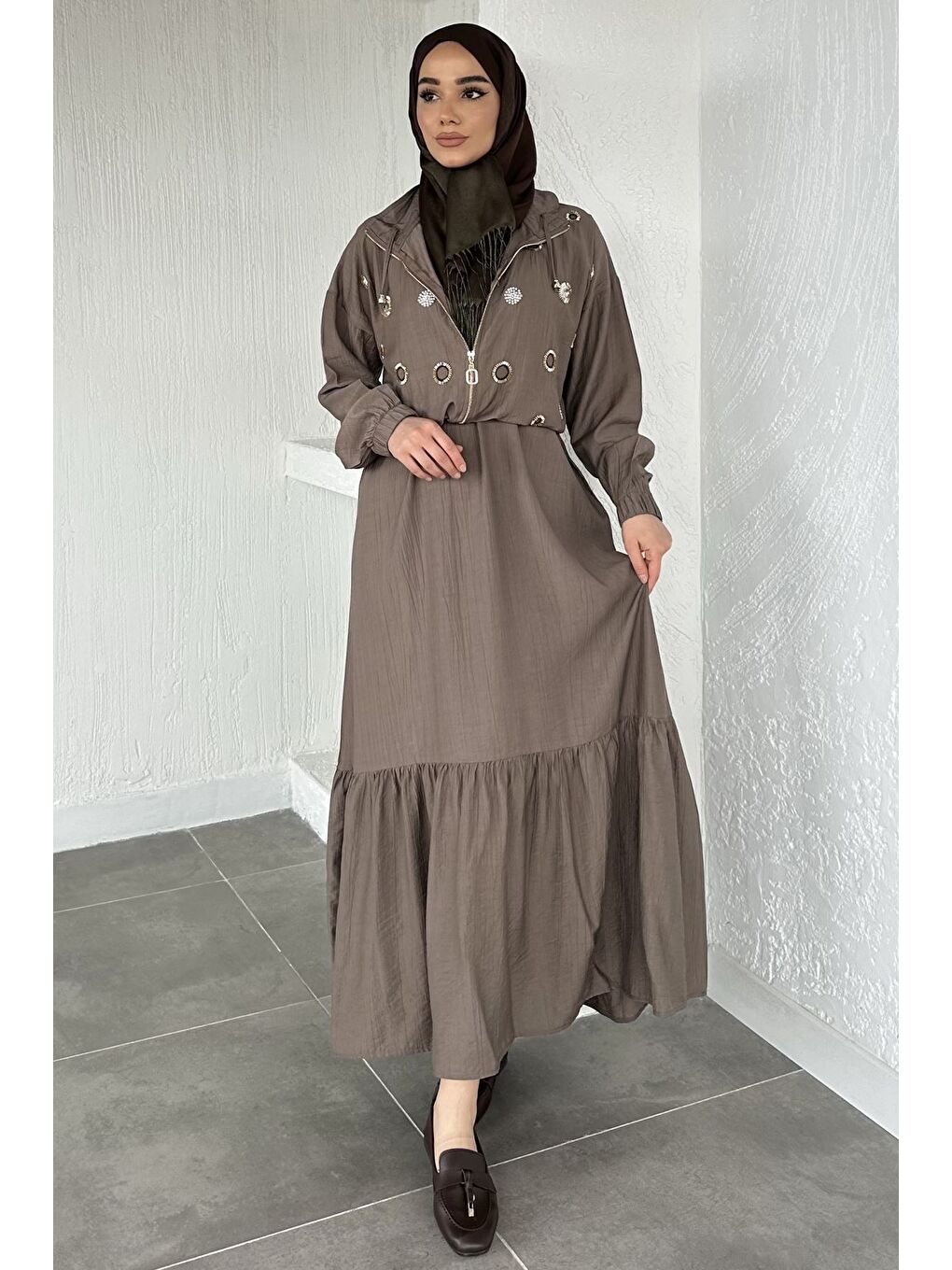 Bej Gülseli Düz Elbise Taş İşlemeli Ceket Tesettür İkili Takım-2