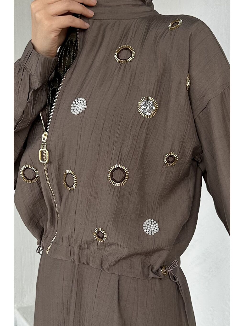 Bej Gülseli Düz Elbise Taş İşlemeli Ceket Tesettür İkili Takım-8