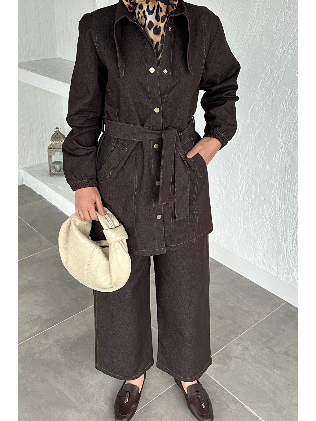 Kahverengi Gülseli Uzun Yakalı Jean Tunik Pantolon Tesettür İkili Takım-1