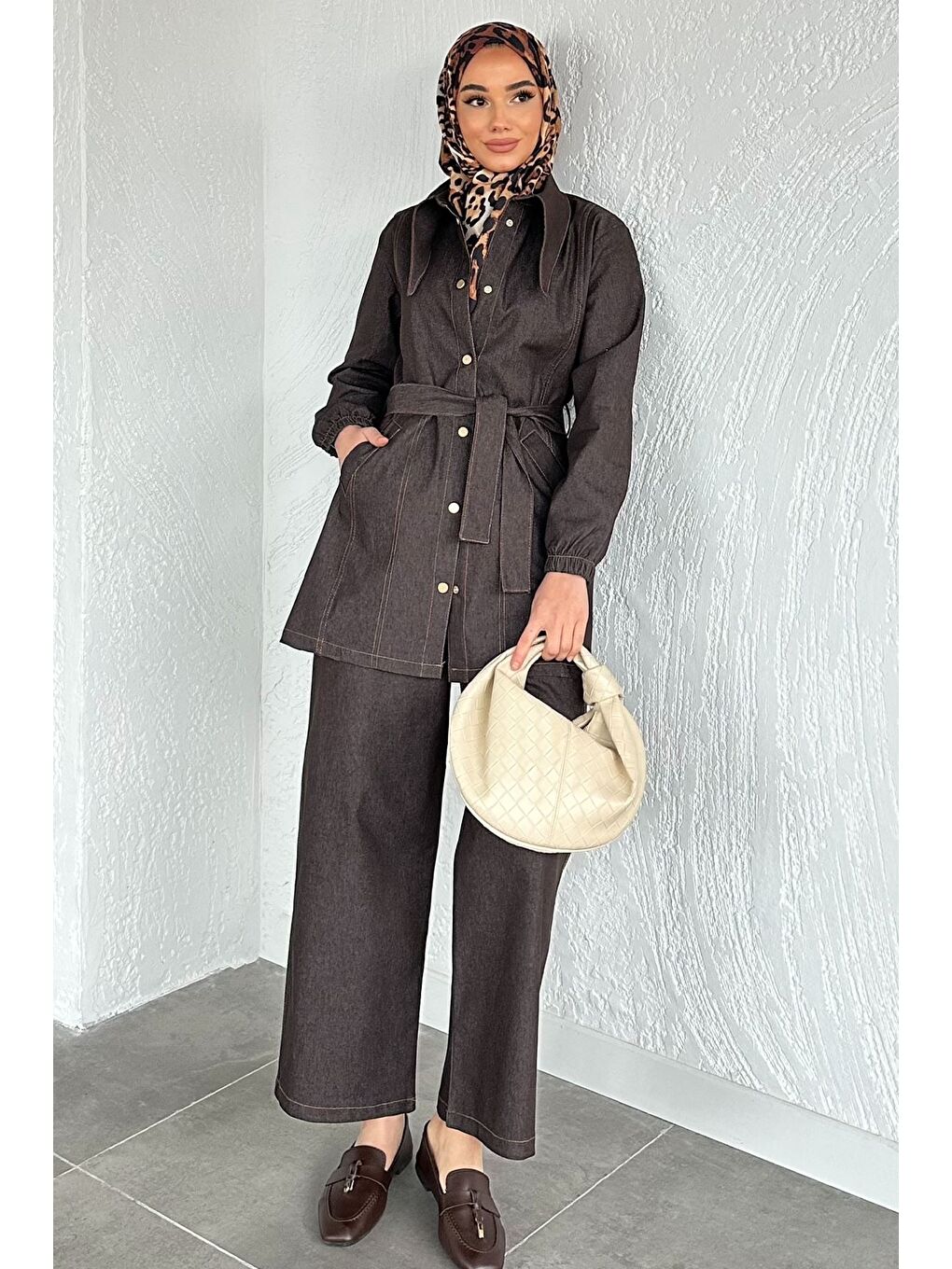 Kahverengi Gülseli Uzun Yakalı Jean Tunik Pantolon Tesettür İkili Takım-7