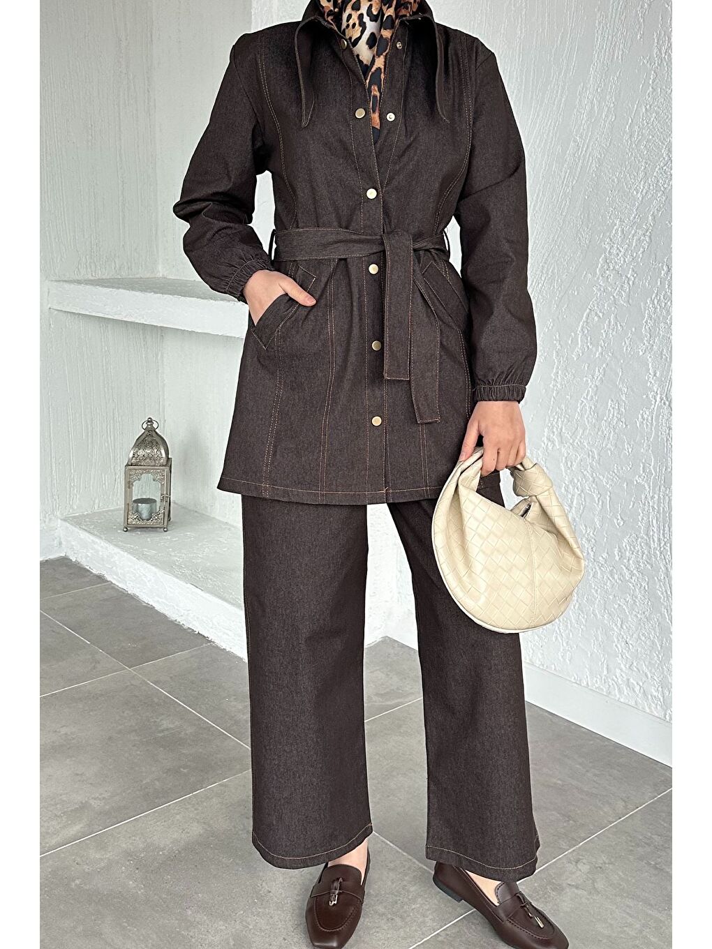 Kahverengi Gülseli Uzun Yakalı Jean Tunik Pantolon Tesettür İkili Takım-9