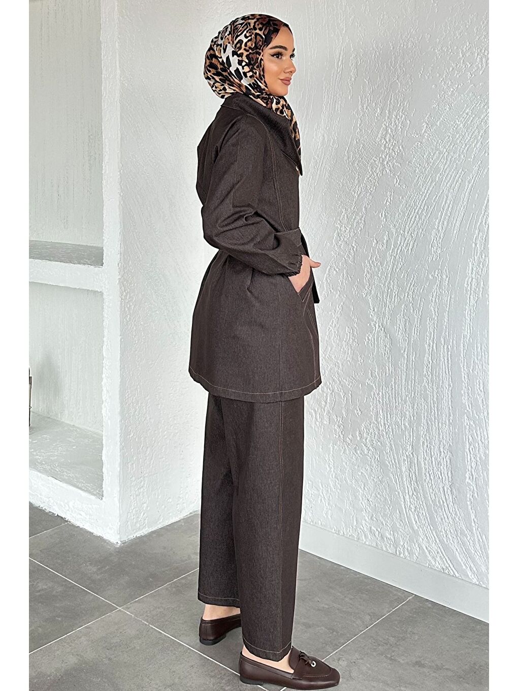 Kahverengi Gülseli Uzun Yakalı Jean Tunik Pantolon Tesettür İkili Takım-10