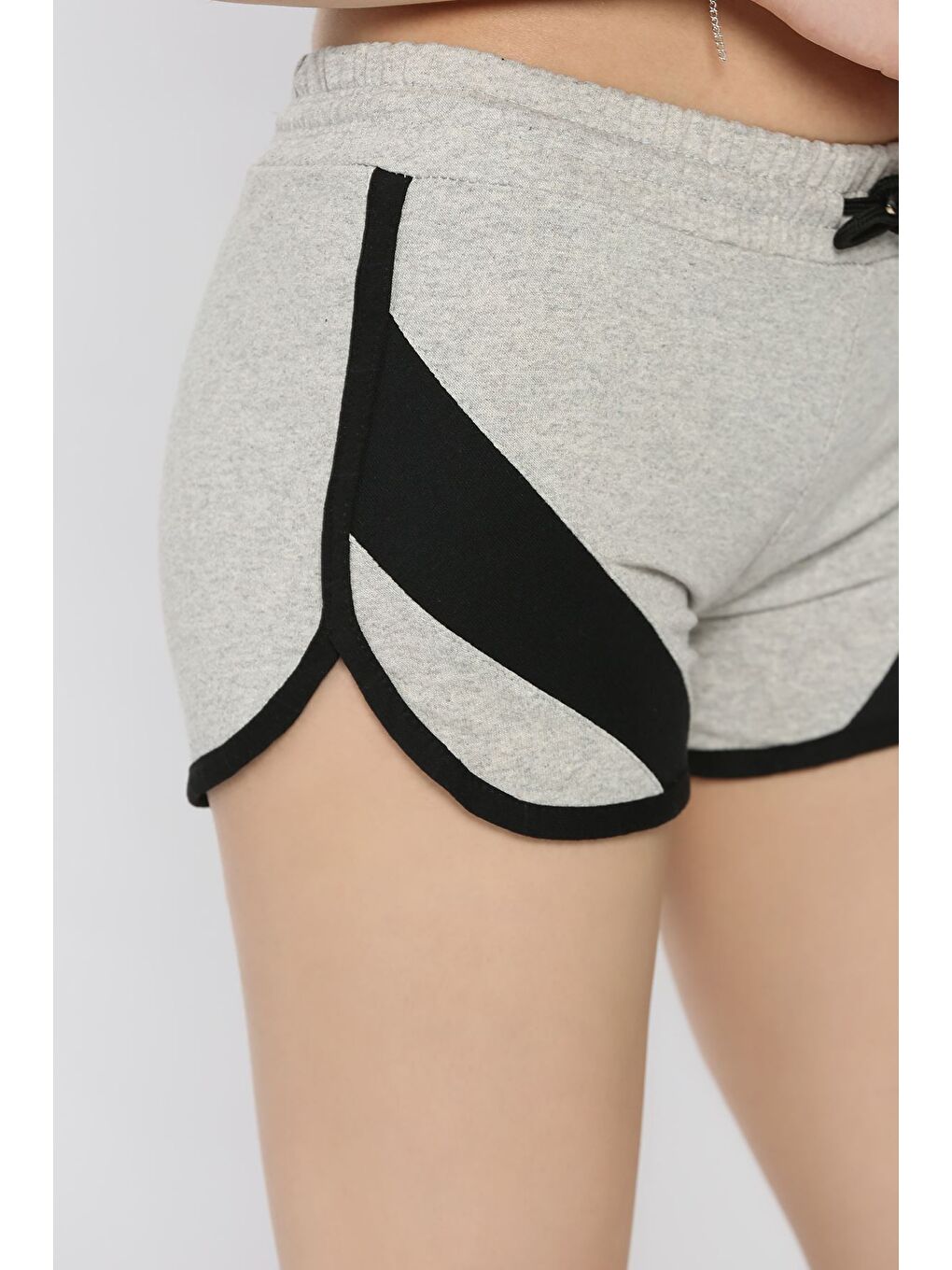 Gri Biyeli Kadın Baskılı Mini Şort-3