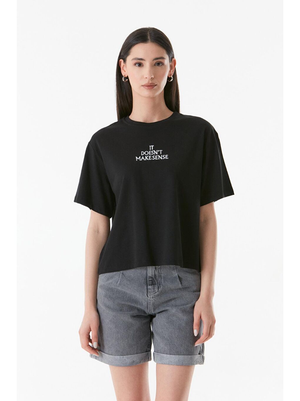 Siyah Yazı Nakışlı Bisiklet Yaka Tişört