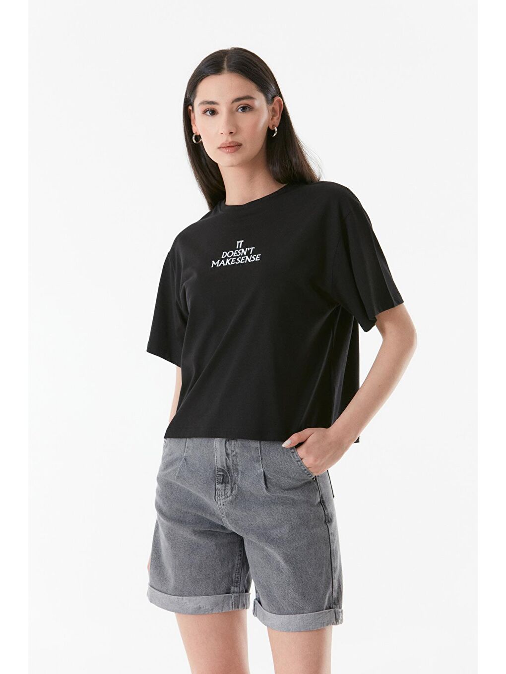 Siyah Yazı Nakışlı Bisiklet Yaka Tişört-1