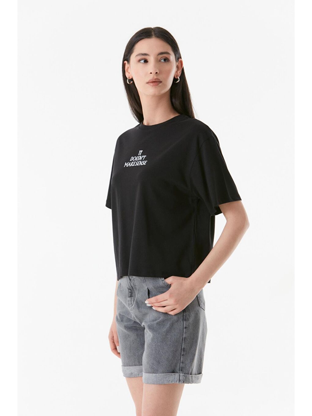 Siyah Yazı Nakışlı Bisiklet Yaka Tişört-2