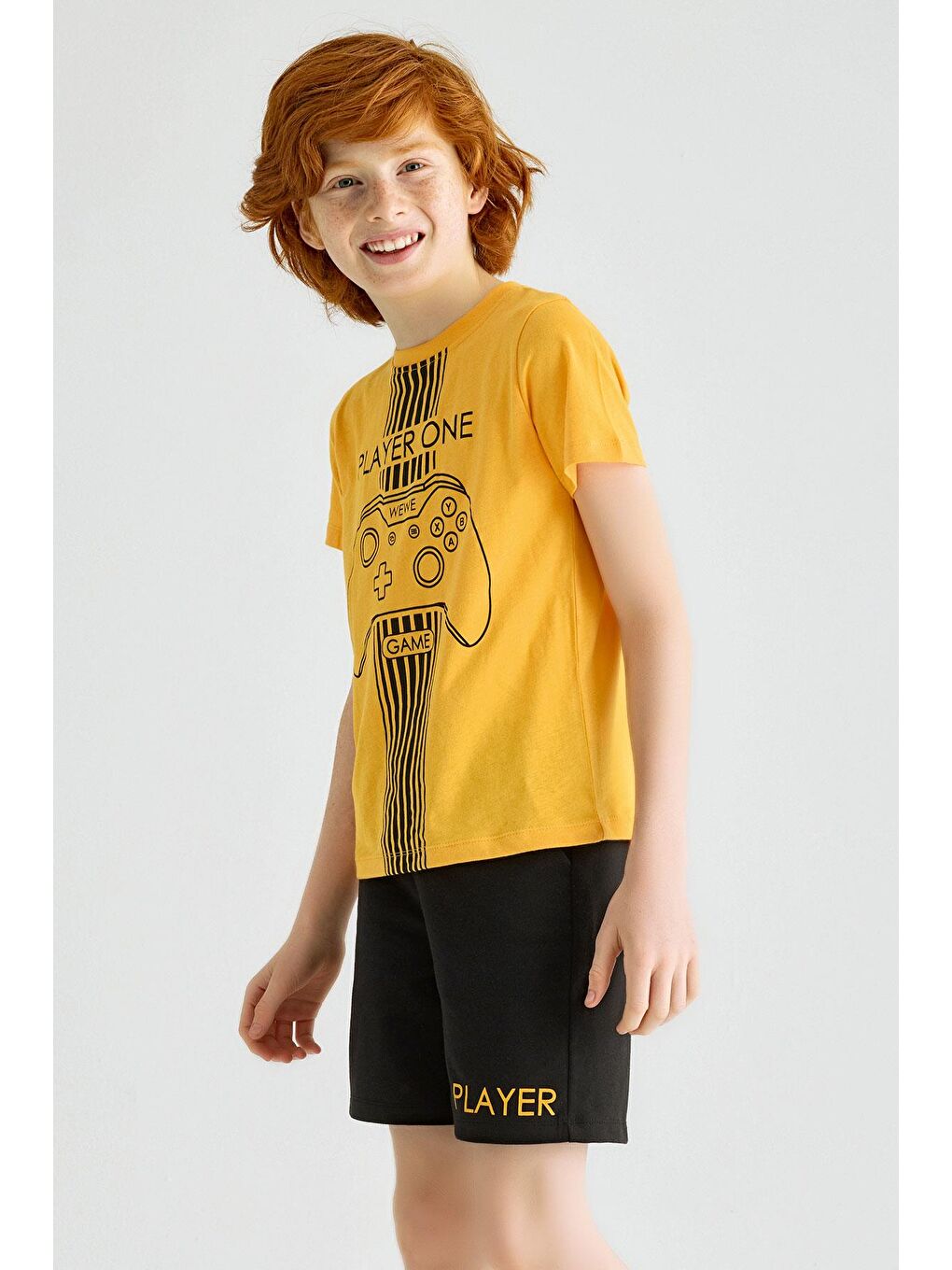 Sarı Bisiklet Yaka Kısa Kol Player One Yazı Baskılı Hardal Siyah Renk Erkek Çocuk Şortlu Takım-1