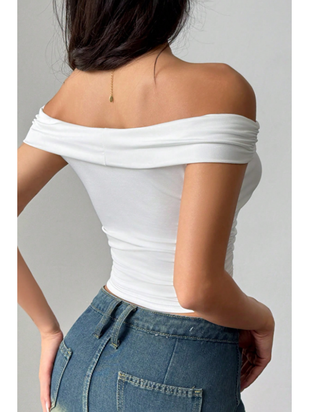 Kadın Beyaz Madonna Yaka Esnek Fit Bluz - Omuz Açık Vücudu Saran Üst-2