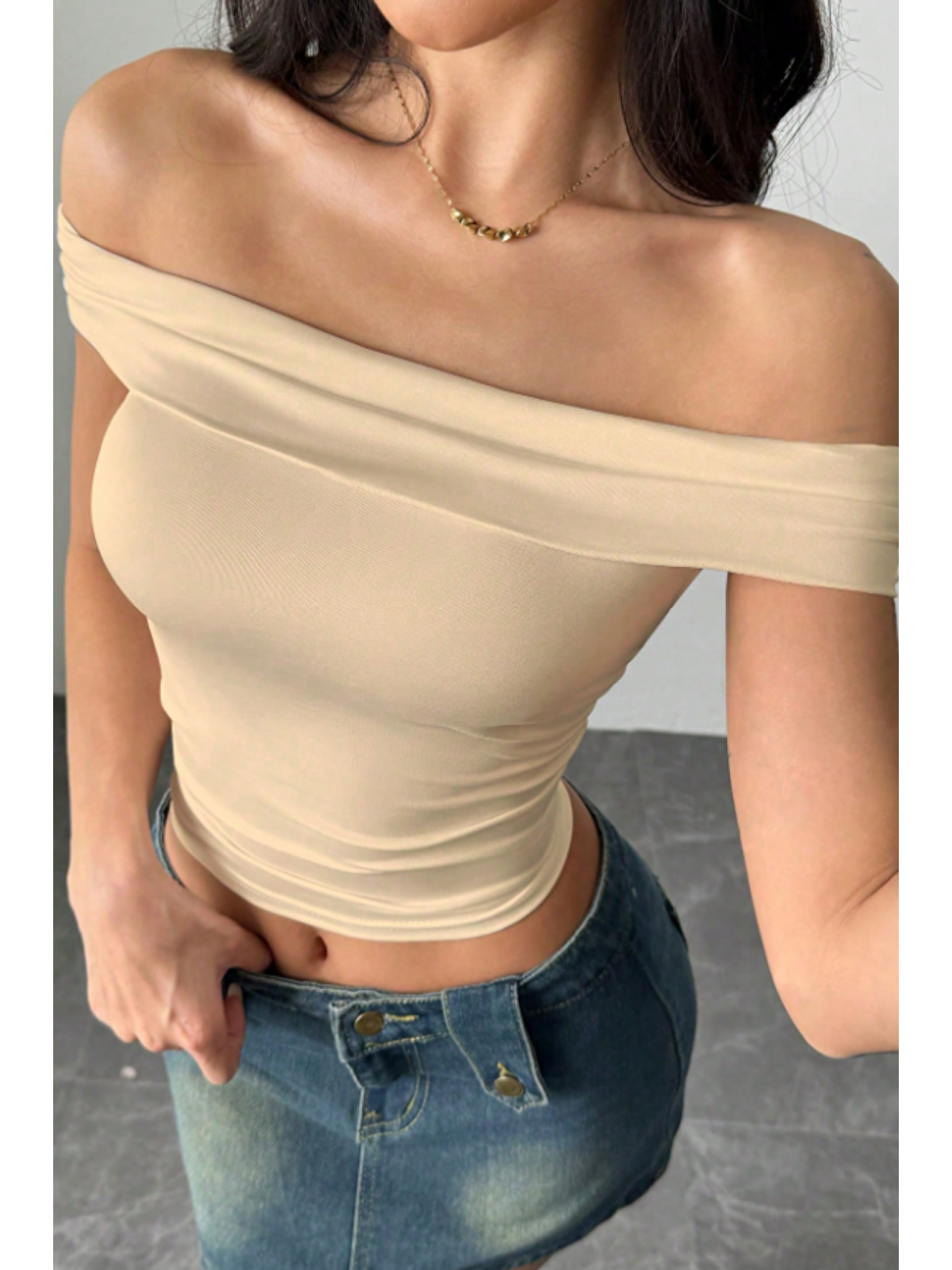 Kadın Bej Madonna Yaka Esnek Fit Bluz - Omuz Açık Vücudu Saran Üst-1