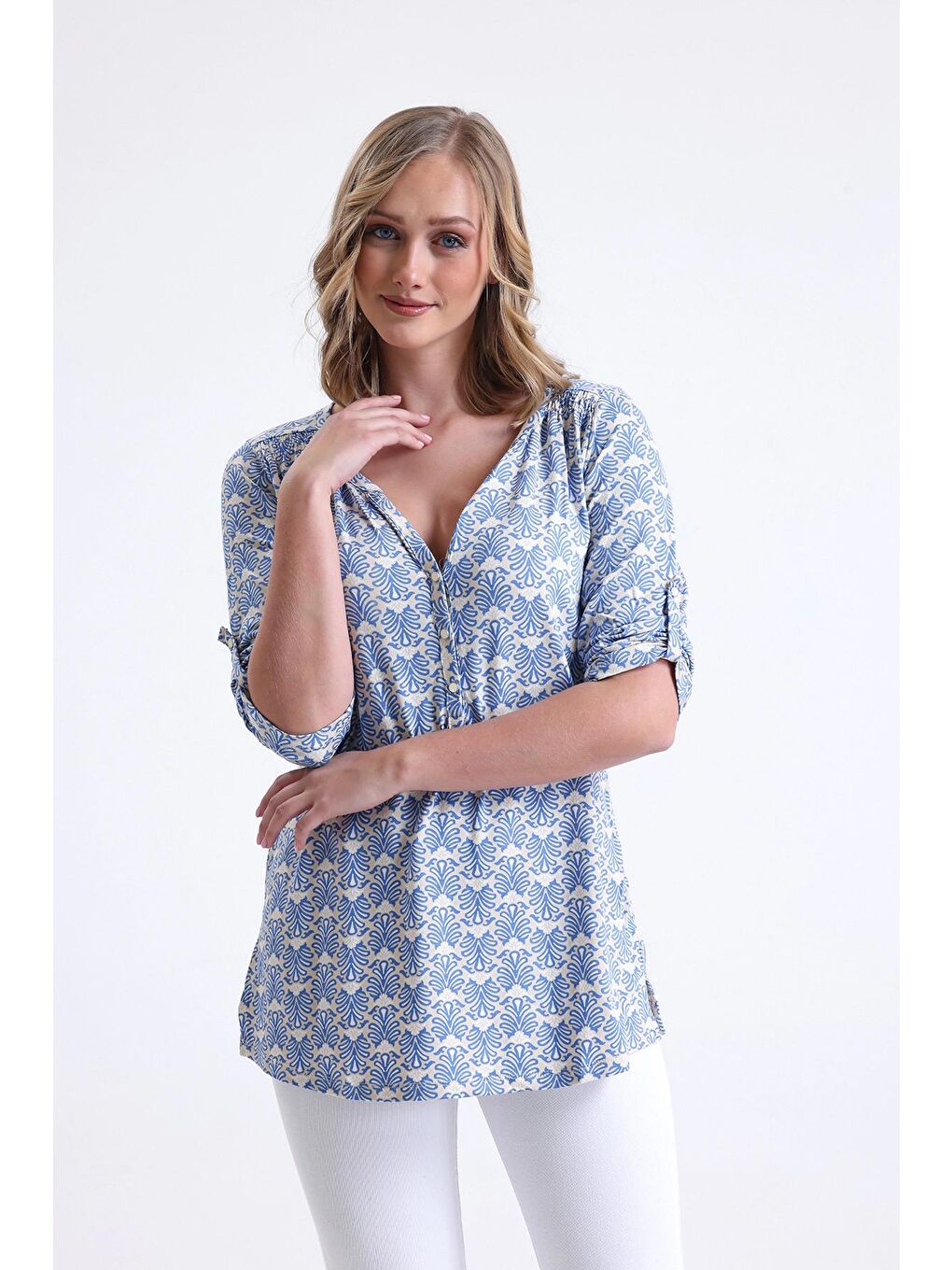 Mavi V Yaka Düğme Detaylı Fakir Kol Desenli Bluz MS152216-1