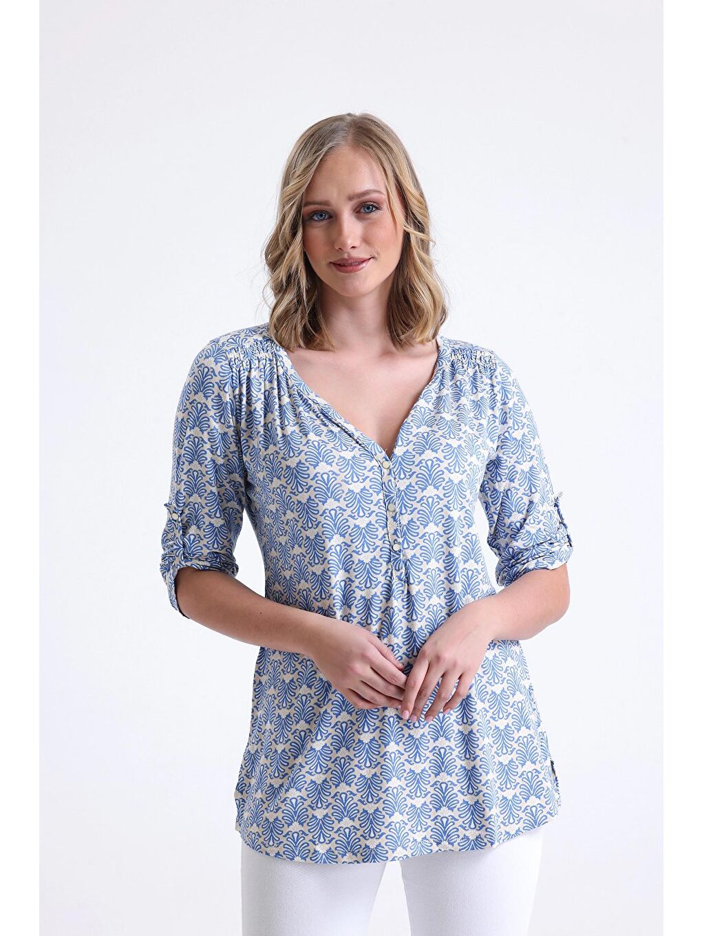 Mavi V Yaka Düğme Detaylı Fakir Kol Desenli Bluz MS152216-3