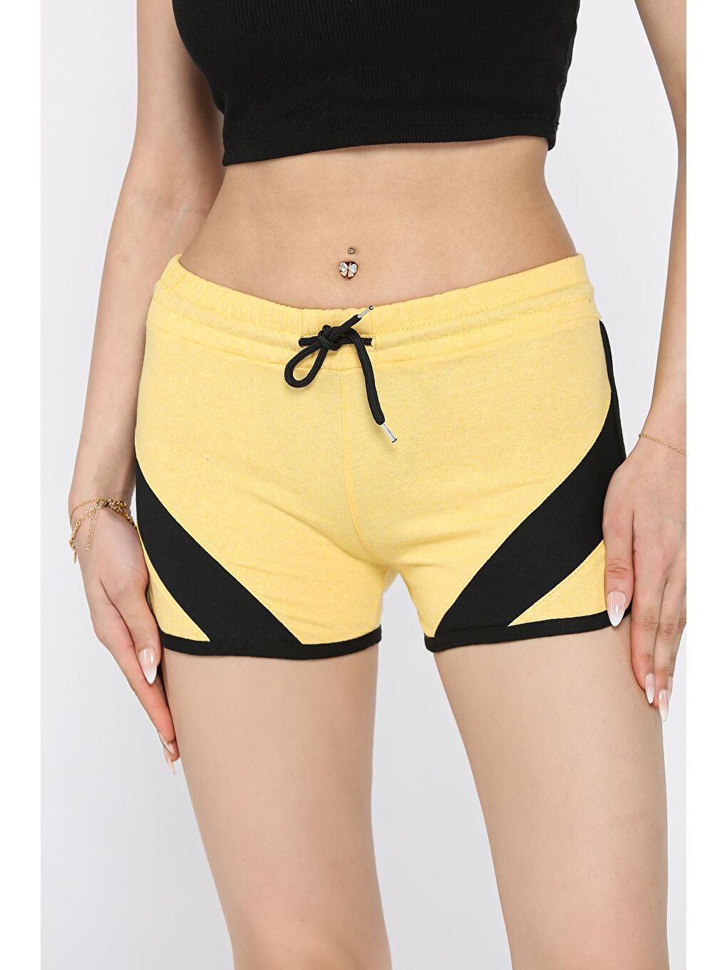 Sarı Biyeli Kadın Baskılı Mini Şort