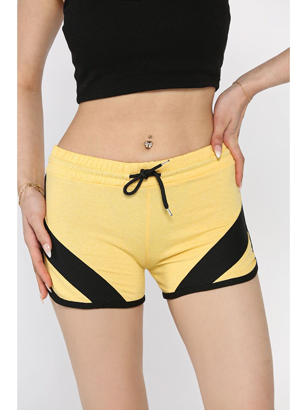 Sarı Biyeli Kadın Baskılı Mini Şort-1