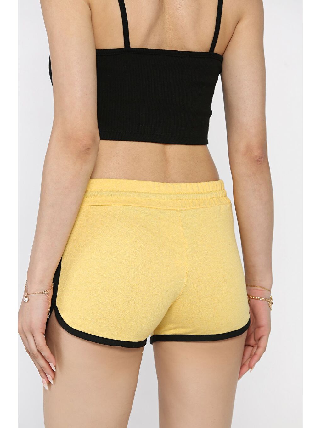Sarı Biyeli Kadın Baskılı Mini Şort-2