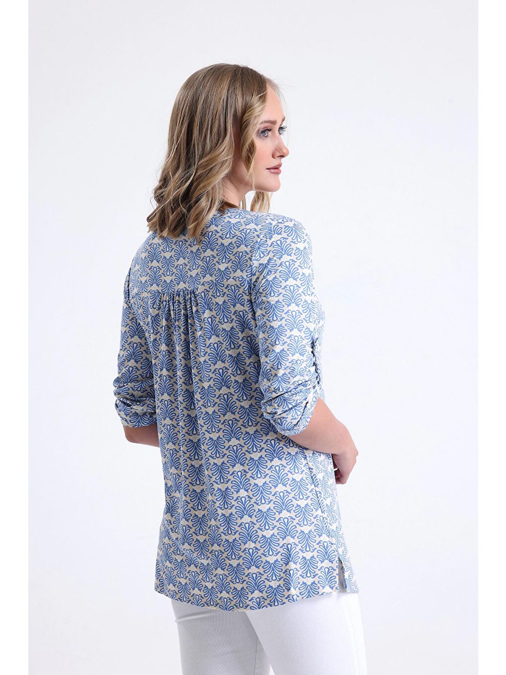 Mavi V Yaka Düğme Detaylı Fakir Kol Desenli Bluz MS152216-4