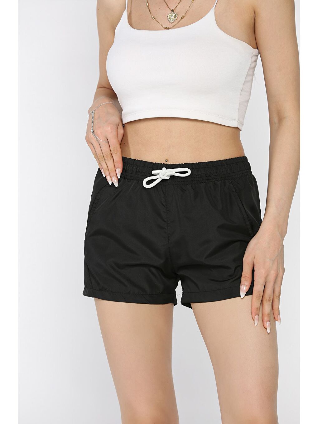 Siyah Kadın Baskılı Cepli Deniz Şortu-1