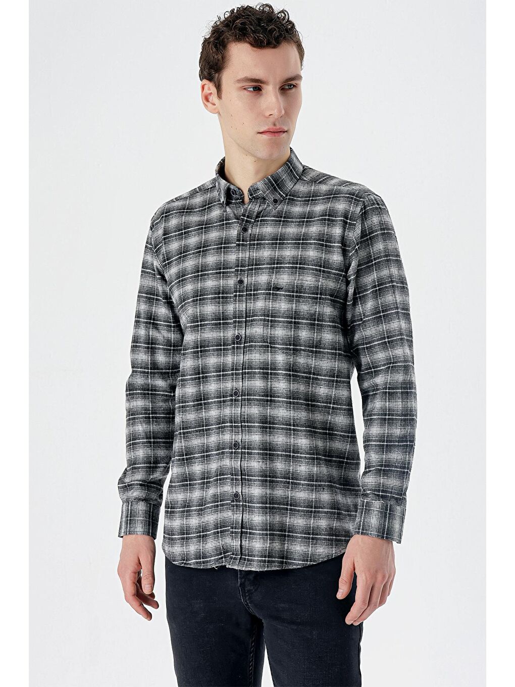 Siyah Uzun Kollu Ekoseli Bez Ayağı Düğmeli Yaka Cepli Pamuklu Comfort Fit Gömlek 1004235173-5