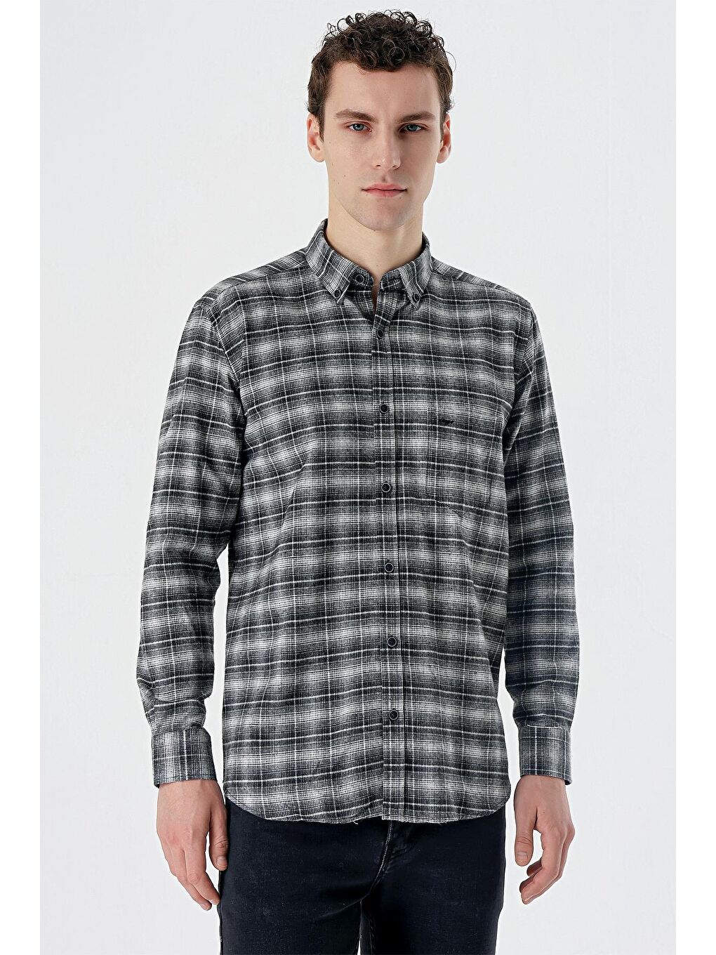 Siyah Uzun Kollu Ekoseli Bez Ayağı Düğmeli Yaka Cepli Pamuklu Comfort Fit Gömlek 1004235173-4