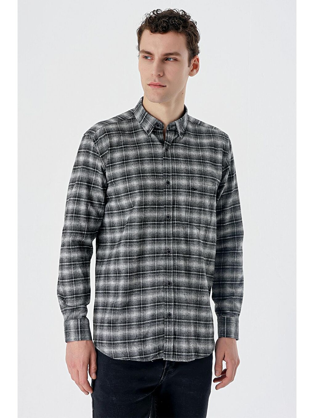 Siyah Uzun Kollu Ekoseli Bez Ayağı Düğmeli Yaka Cepli Pamuklu Comfort Fit Gömlek 1004235173-3