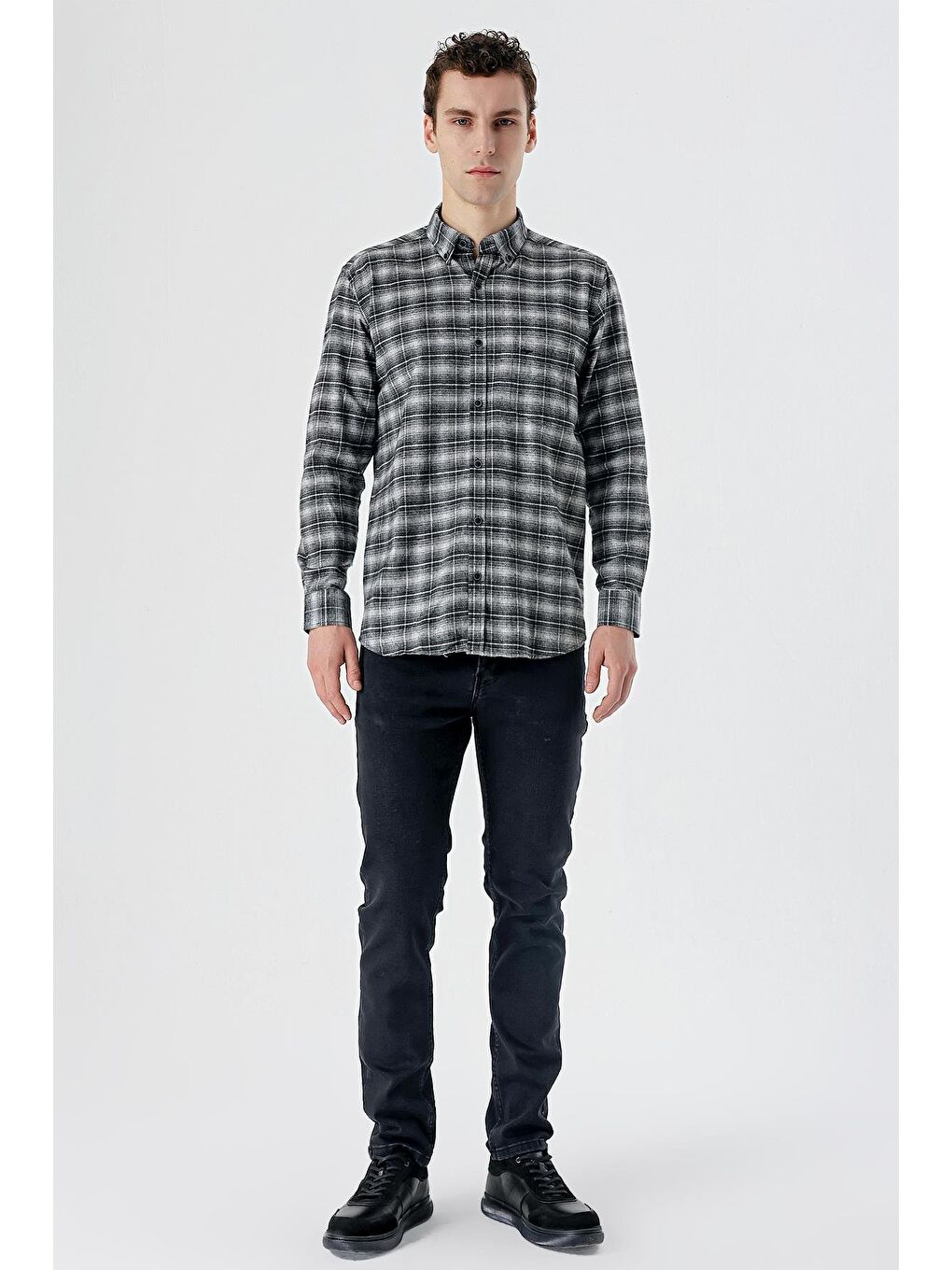 Siyah Uzun Kollu Ekoseli Bez Ayağı Düğmeli Yaka Cepli Pamuklu Comfort Fit Gömlek 1004235173-2