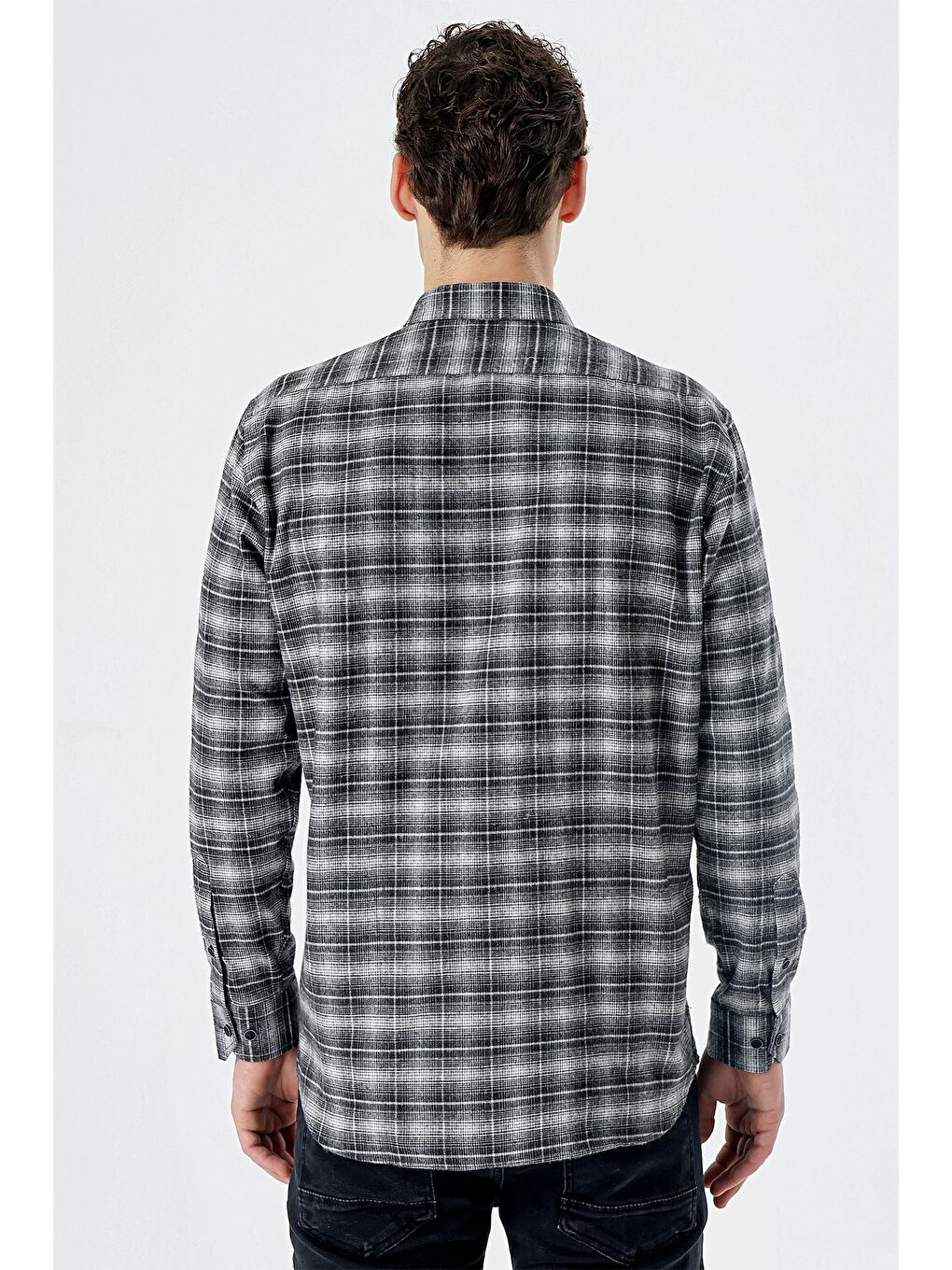 Siyah Uzun Kollu Ekoseli Bez Ayağı Düğmeli Yaka Cepli Pamuklu Comfort Fit Gömlek 1004235173