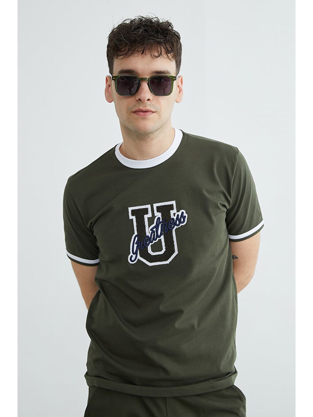 Haki Biyeli Yazı Nakışlı Bisiklet Yaka Tişört-1