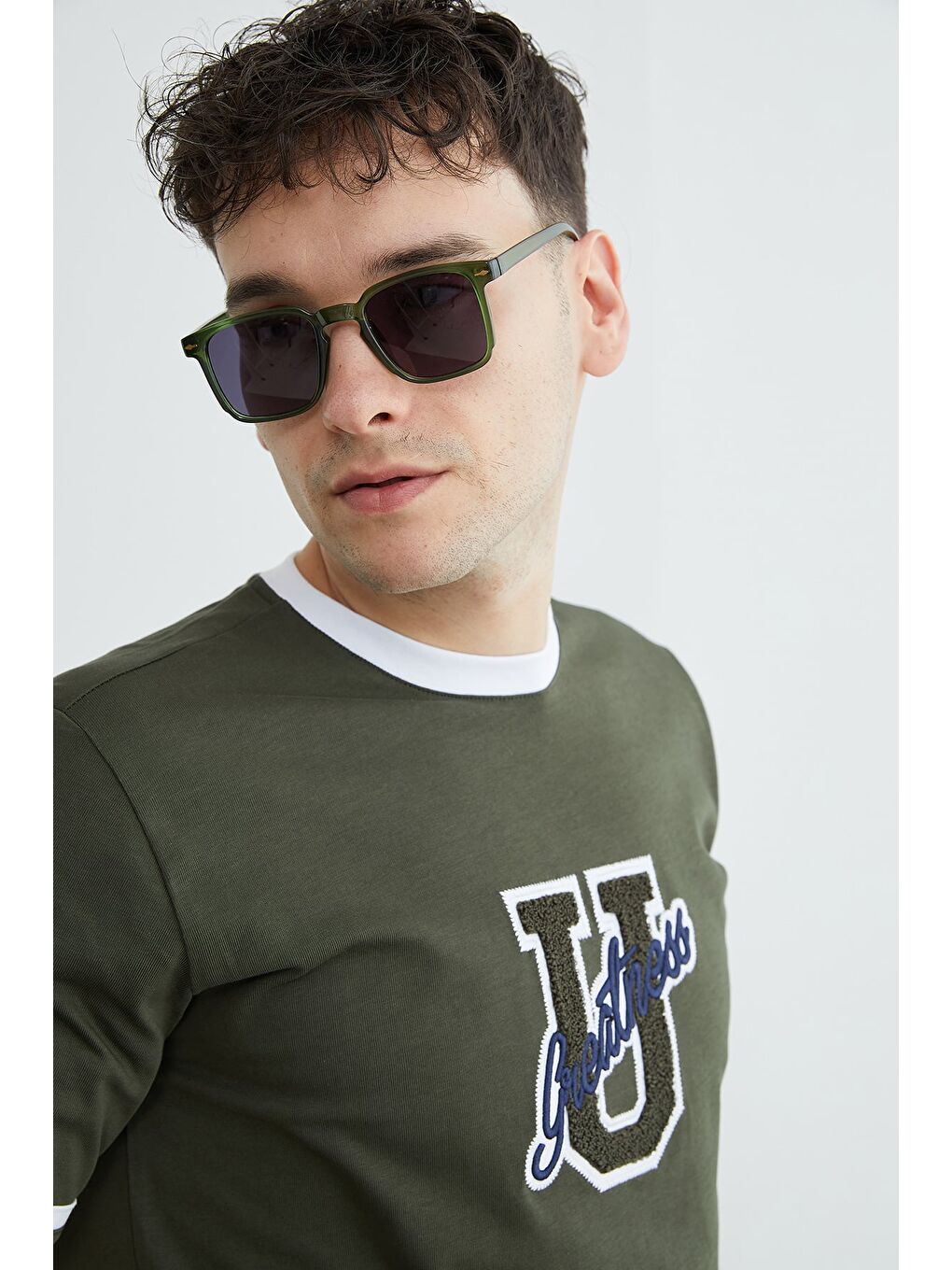 Haki Biyeli Yazı Nakışlı Bisiklet Yaka Tişört-3