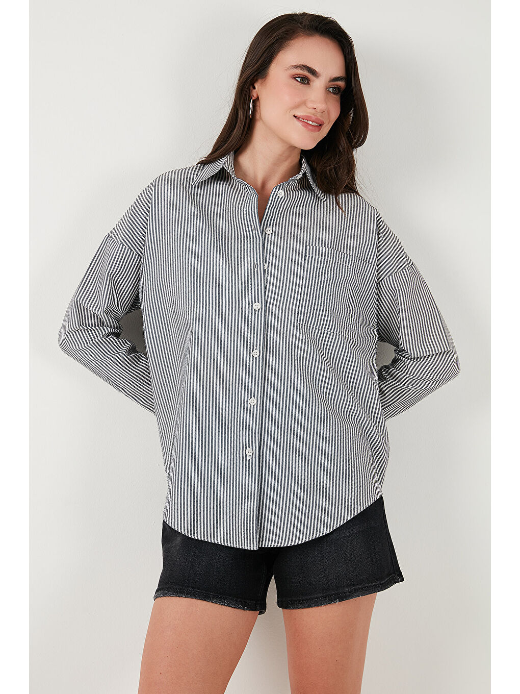 Siyah Regular Fit Uzun Kollu Cepli Çizgili Kadın Gömlek 6772895-4