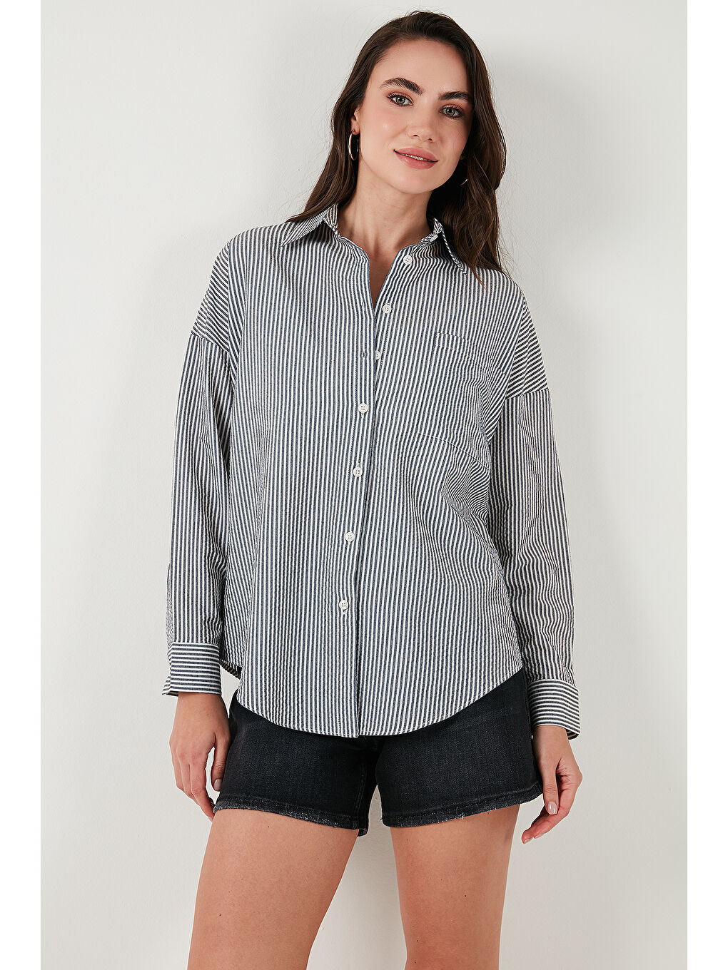 Siyah Regular Fit Uzun Kollu Cepli Çizgili Kadın Gömlek 6772895-5