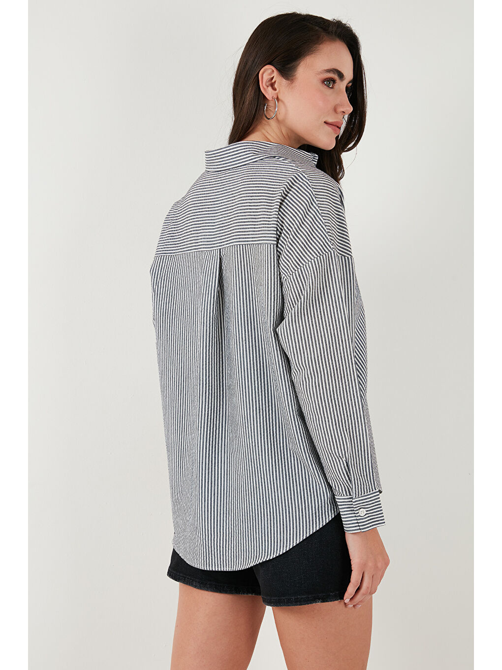 Siyah Regular Fit Uzun Kollu Cepli Çizgili Kadın Gömlek 6772895-6