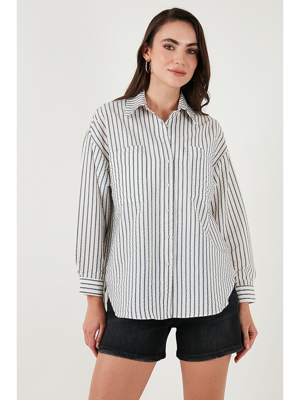 Siyah Regular Fit Uzun Kollu Çizgili Kadın Gömlek 6772875-4