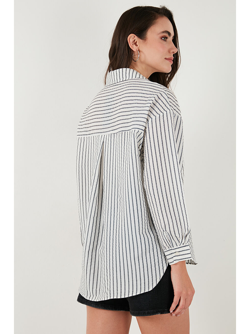 Siyah Regular Fit Uzun Kollu Çizgili Kadın Gömlek 6772875-6