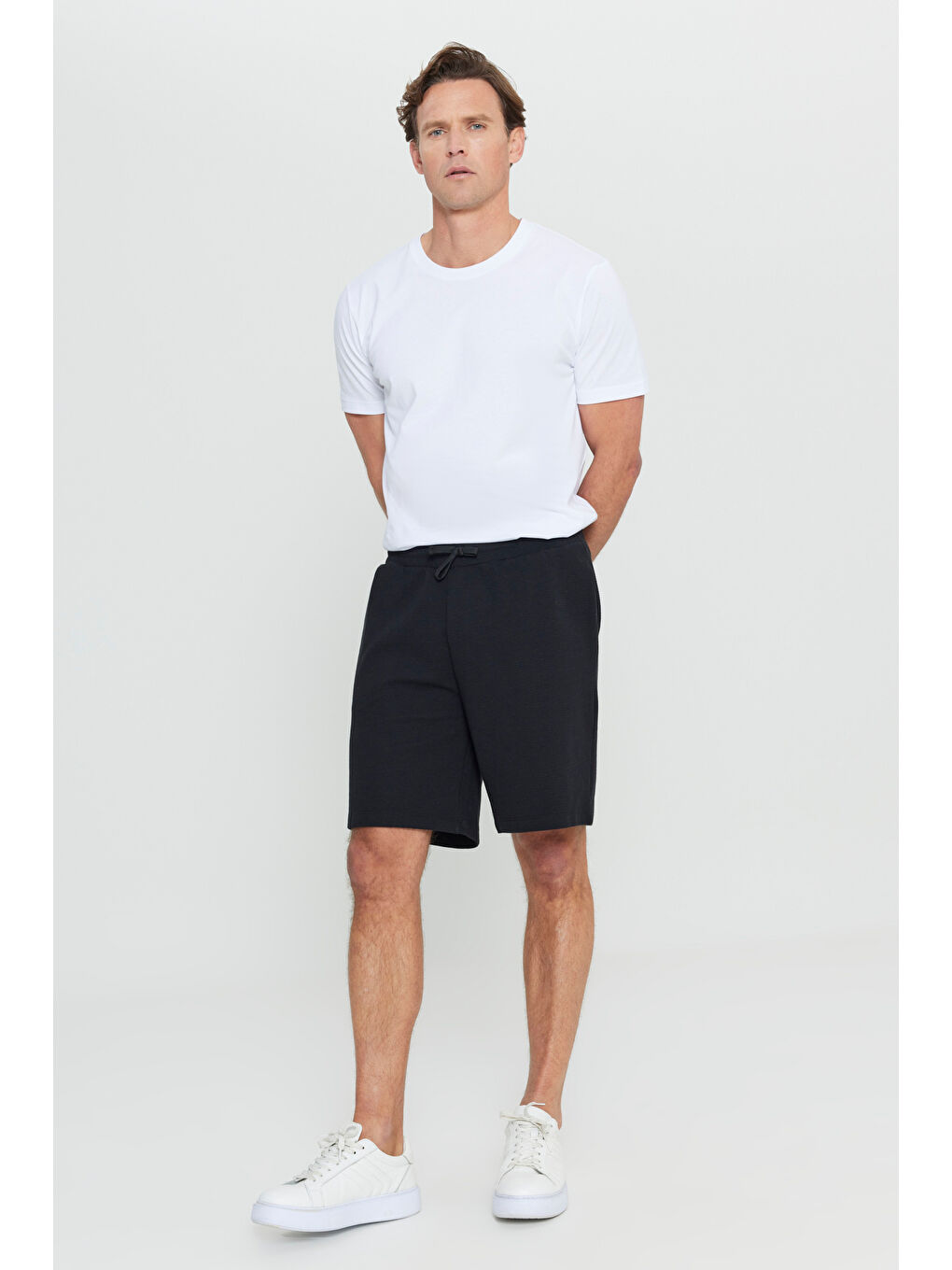 Erkek Siyah Pamuklu Standart Fit Normal Kesim Beli Bağlamalı Yan Cepli Örme Şort-1