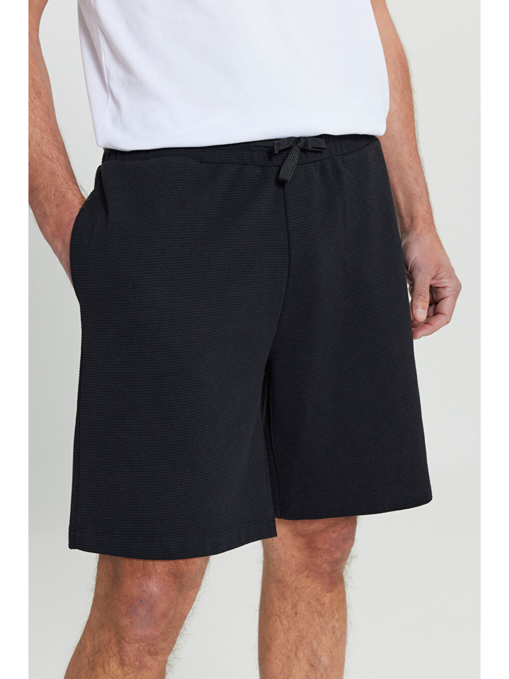 Erkek Siyah Pamuklu Standart Fit Normal Kesim Beli Bağlamalı Yan Cepli Örme Şort-3
