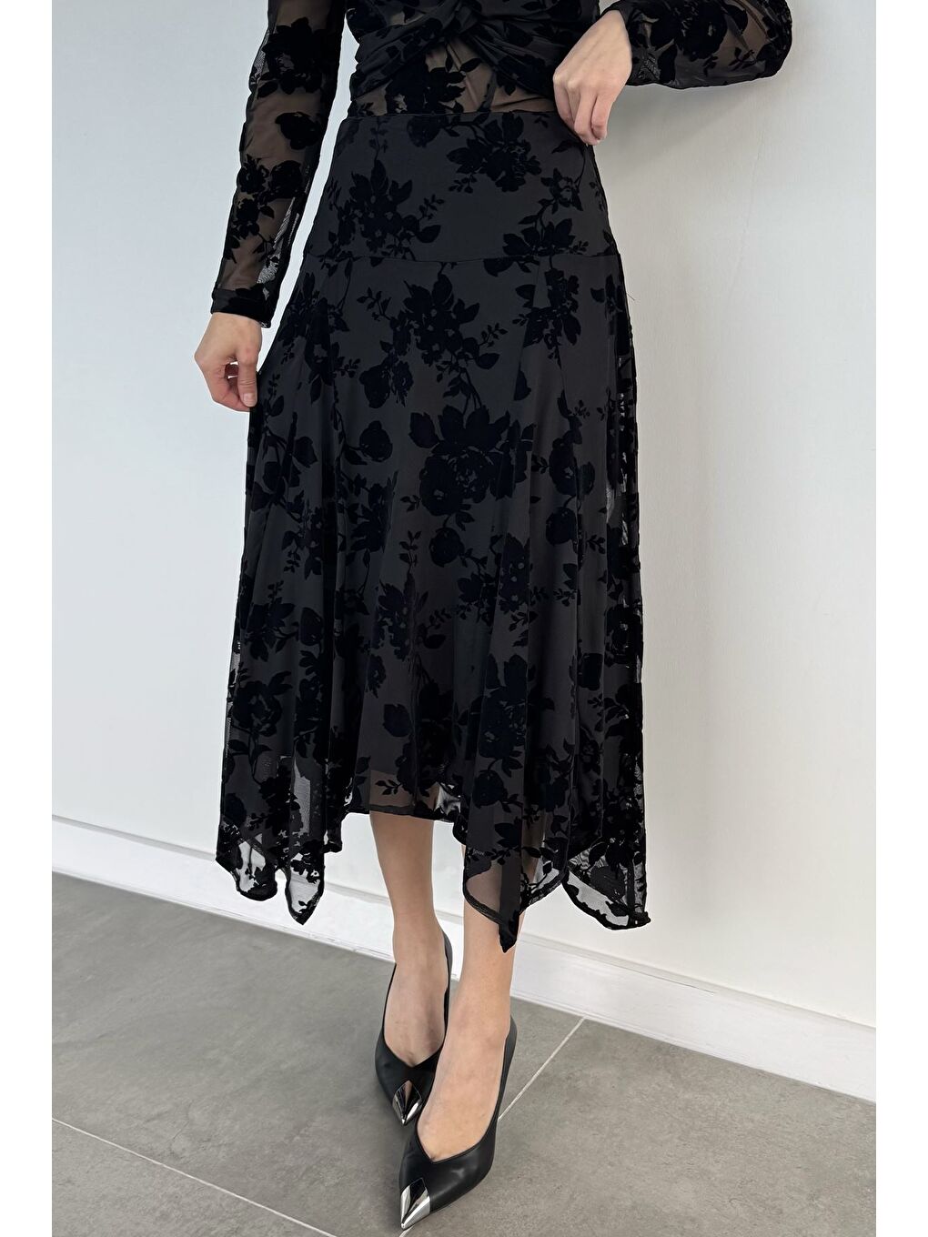 Siyah Kadın İç Astarlı Kendinden Desenli Asimetrik Kesim Etek-1