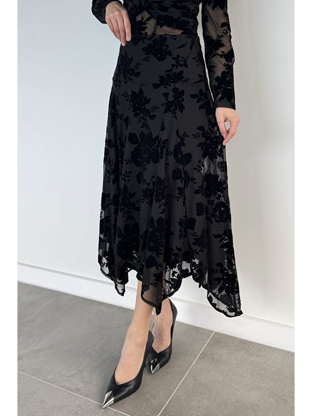 Siyah Kadın İç Astarlı Kendinden Desenli Asimetrik Kesim Etek-2