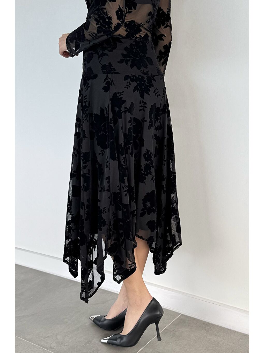 Siyah Kadın İç Astarlı Kendinden Desenli Asimetrik Kesim Etek-3