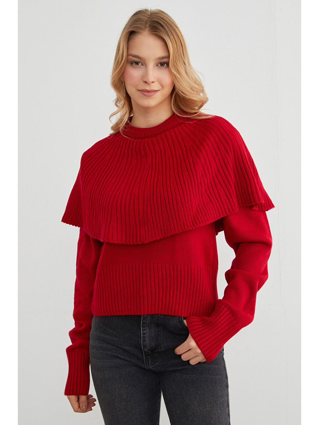 Kırmızı Pelerin Detaylı Triko Kazak