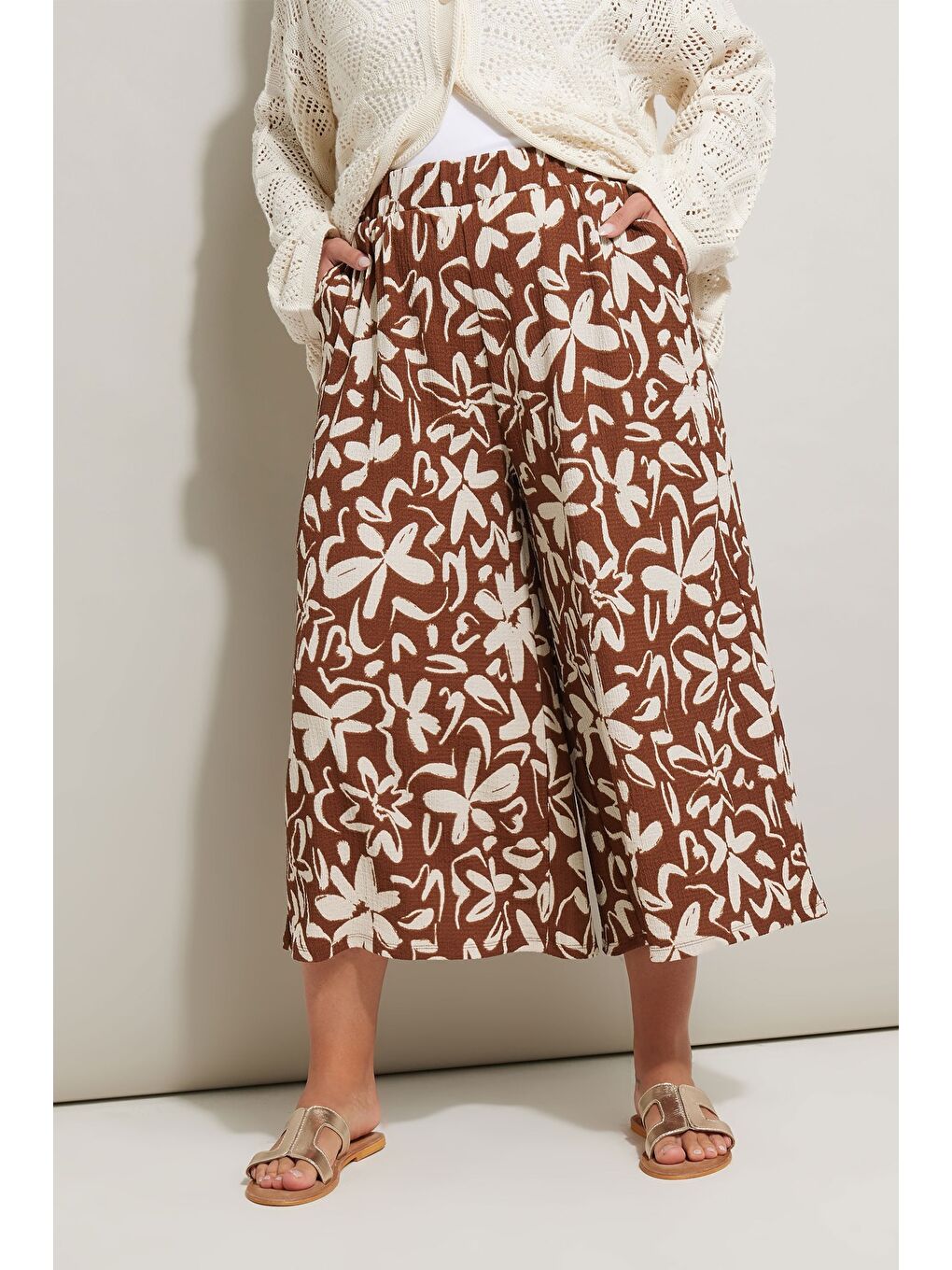 Kahverengi Büyük Beden Beli Lastikli Cepli Çiçek Desenli Kapri Pantolon 145293-1