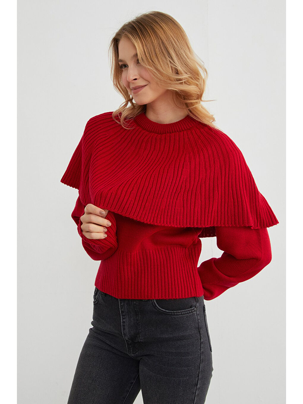 Kırmızı Pelerin Detaylı Triko Kazak-1